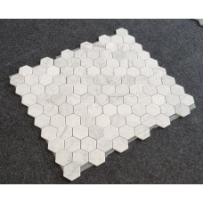 MOZAIKA BIANCO CARRARA HEXAGON MATOWA BĘBNOWANA  DOSTĘPNA OD RĘKI